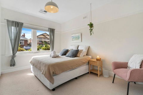 New Town Bungalow - A Leafy Family Haven - Accommodation Main Beach 3