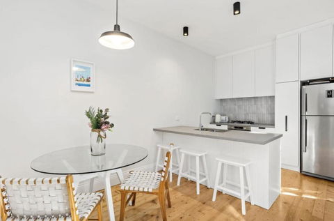 NEWLY RENOVATED LARGE 3.5 BDRM HOUSE! BEST OF MELB - Accommodation Main Beach 2