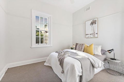 NEWLY RENOVATED LARGE 3.5 BDRM HOUSE! BEST OF MELB - Accommodation Main Beach 3