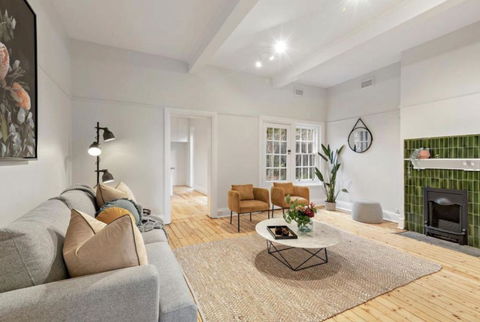 NEWLY RENOVATED LARGE 3.5 BDRM HOUSE! BEST OF MELB - Accommodation Main Beach 0
