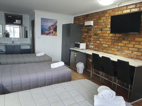 Morwell Parkside Motel - Accommodation Main Beach 2