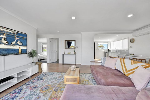 New Property Seabreeze Bungalow - Lakeview Sunset Delight At Sunshine On Lake Macquarie - Accommodation Main Beach 3