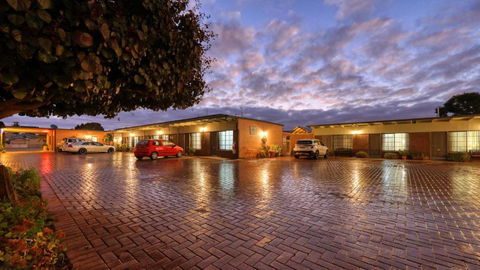 Oasis Motor Inn - Accommodation Main Beach 2