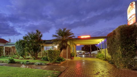 Oasis Motor Inn - Accommodation Main Beach 0