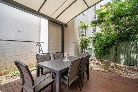 Newtown Nest - Chic Terrace Living Off King Street - Accommodation Main Beach 2