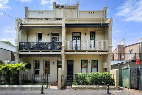 Newtown Nest - Chic Terrace Living Off King Street - Accommodation Main Beach 3
