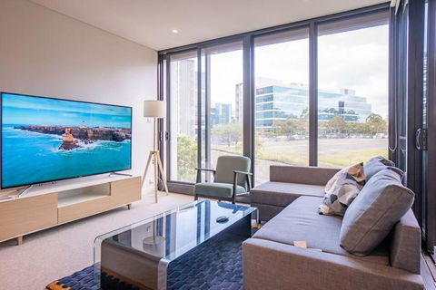 Next To Station Family & Friend Free Parking - Accommodation Main Beach 0