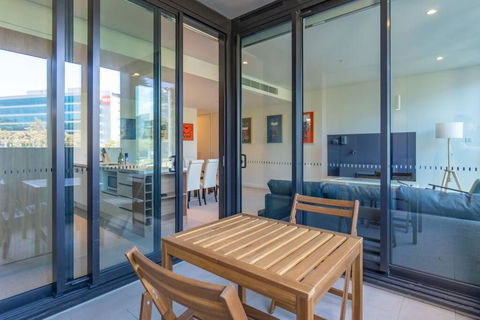 Next To Station Family & Friend Free Parking - Accommodation Main Beach 1