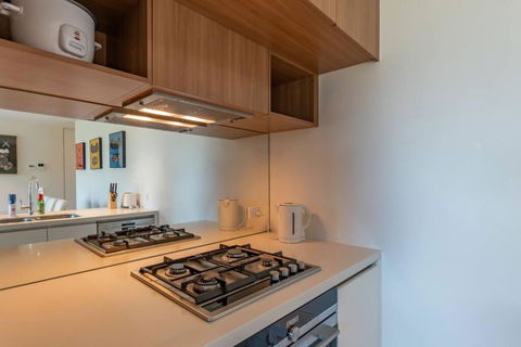 Next To Station Family & Friend Free Parking - Accommodation Main Beach 3