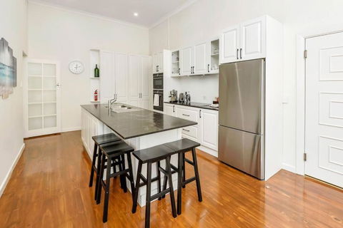 Normanville, Large Historic Three Bedroom Home - Accommodation Main Beach 2