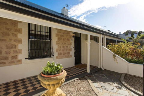 North Adelaide Row Cottage Monte - Accommodation Main Beach 0