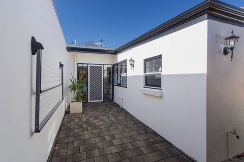 North Adelaide Row Cottage Monte - Accommodation Main Beach 1
