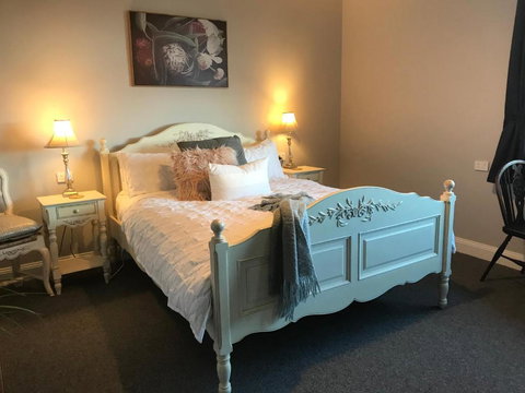 Number 10 -Queen Room With B/fast - Accommodation Main Beach 2