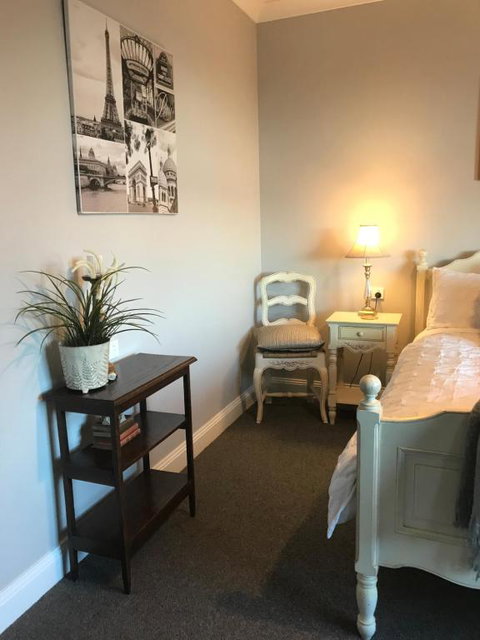 Number 10 -Queen Room With B/fast - Accommodation Main Beach 3