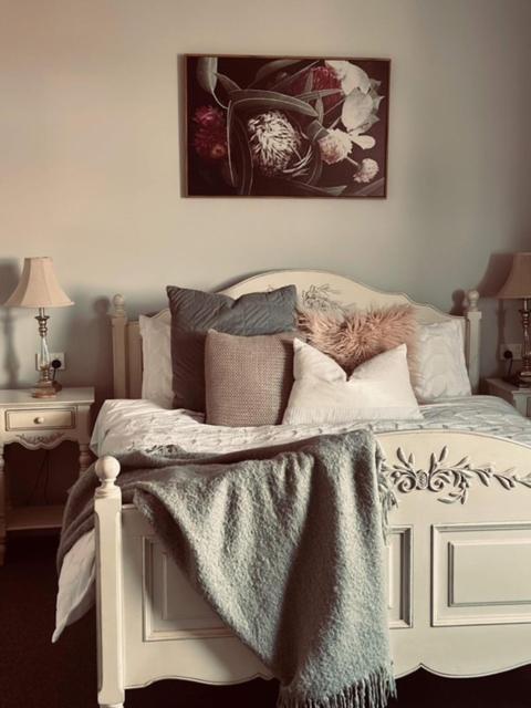 Number 10 -Queen Room With B/fast - Accommodation Main Beach 0
