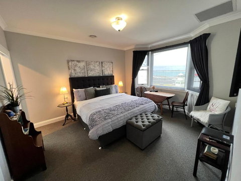 Number 10 -King Bed With Breakfast - Accommodation Main Beach 0