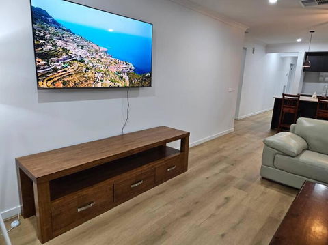 O Stylish 4 Room Oasis With 65 TV - Accommodation Main Beach 0