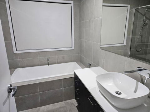 O Stylish 4 Room Oasis With 65 TV - Accommodation Main Beach 1