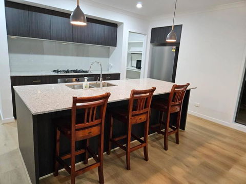 O Stylish 4 Room Oasis With 65 TV - Accommodation Main Beach 2