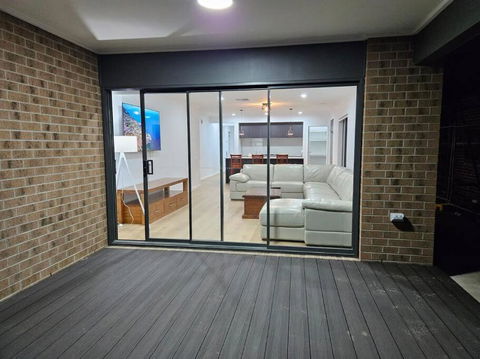 O Stylish 4 Room Oasis With 65 TV - Accommodation Main Beach 3
