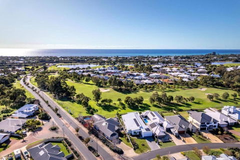 Oakmont Villa Private Escape On Golf Course - Accommodation Main Beach 1