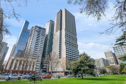 Oaks Melbourne On William Suites - Accommodation Main Beach 0