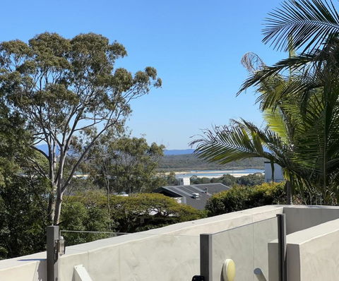 Oasis Rooftop Spa Apartment - Accommodation Main Beach 3