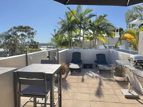 Oasis Rooftop Spa Apartment - Accommodation Main Beach 2