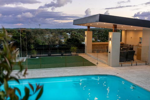 OASIS ON SUNSET - Tranquility Close To The Ocean - Accommodation Main Beach 1