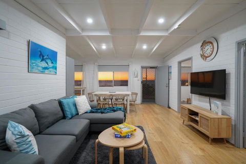 OCEA84 - Quinns Beach Shack: Ocean Views - Accommodation Main Beach 3