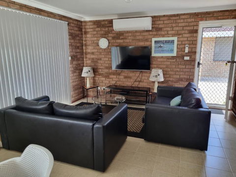 Ocean Beach Chalet 16 - Accommodation Main Beach 0