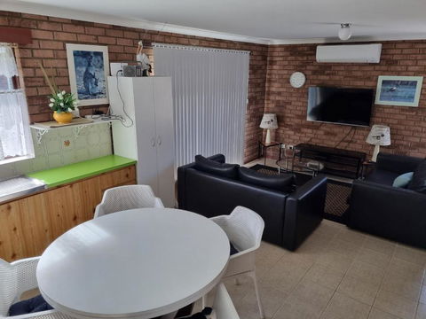 Ocean Beach Chalet 16 - Accommodation Main Beach 3