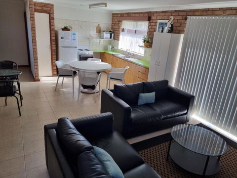 Ocean Beach Chalet 16 - Accommodation Main Beach 2