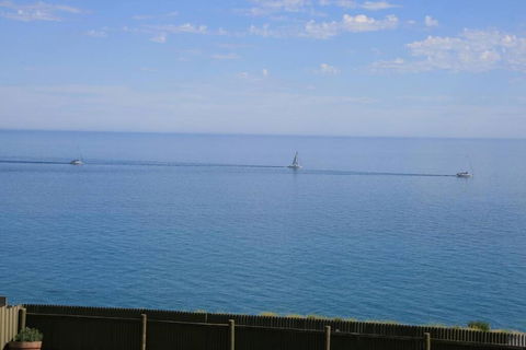 Ocean Blue KI. Absolute Ocean Front, Free WiFi - Accommodation Main Beach 3