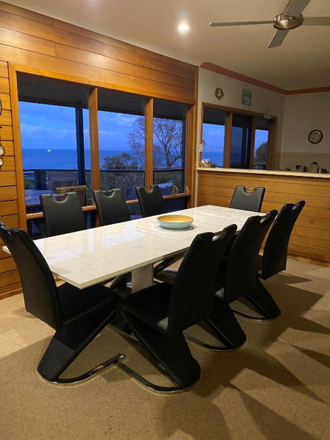 Ocean Blue KI. Absolute Ocean Front, Free WiFi - Accommodation Main Beach 2