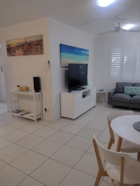 Ocean Breeze Apartments - Accommodation Main Beach 0