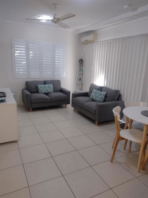 Ocean Breeze Apartments - Accommodation Main Beach 2