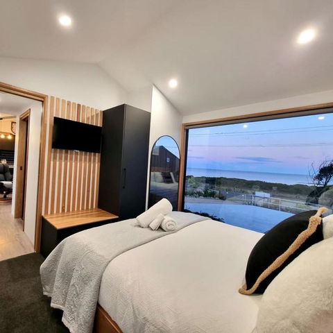 Ocean Breeze Homestays 1 - Accommodation Main Beach 3