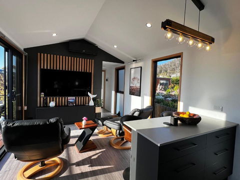 Ocean Breeze Homestays 1 - Accommodation Main Beach 0