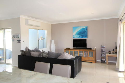 Ocean Breeze - Accommodation Main Beach 1