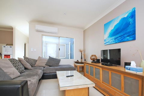 Ocean Breeze - Accommodation Main Beach 2