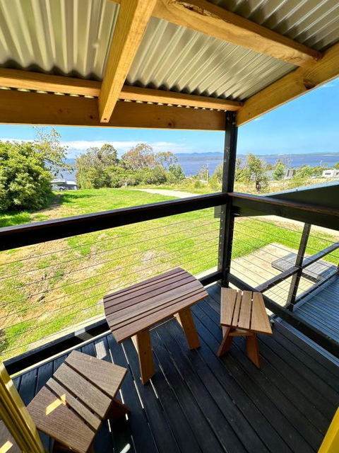Ocean Breeze Tiny House - Ocean And Lake View - Accommodation Main Beach 2