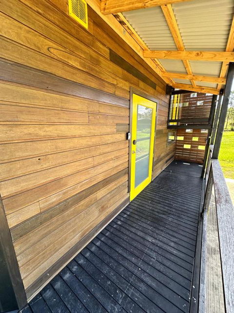 Ocean Breeze Tiny House - Ocean And Lake View - Accommodation Main Beach 3
