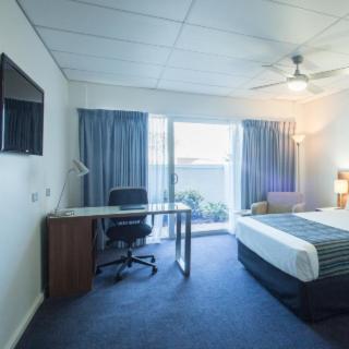 Ocean Centre Hotel - Accommodation Main Beach 1