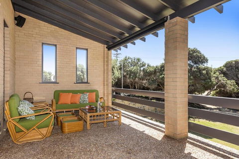 Ocean Close - Spacious Beach House - Accommodation Main Beach 2