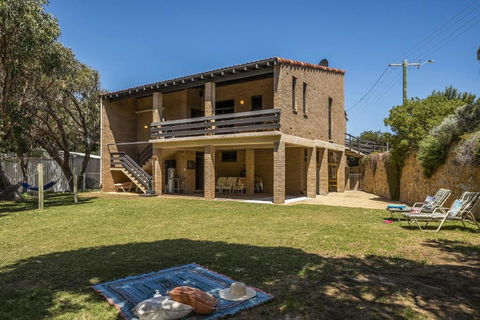 Ocean Close - Spacious Beach House - Accommodation Main Beach 0