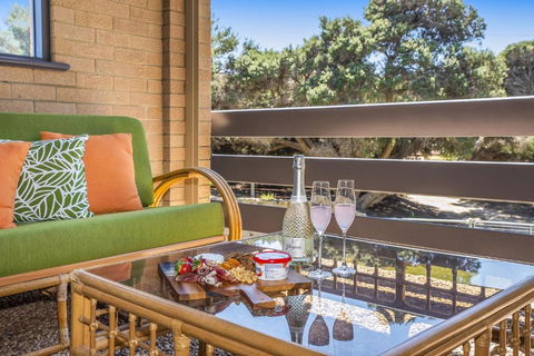 Ocean Close - Spacious Beach House - Accommodation Main Beach 3