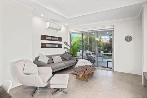 Ocean Cove Chalet - Accommodation Main Beach 0