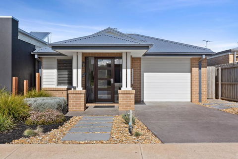 Ocean Dreams- Perfect Whole Family Getaway! Kids Games Room, Pet Friendly! - Accommodation Main Beach 0