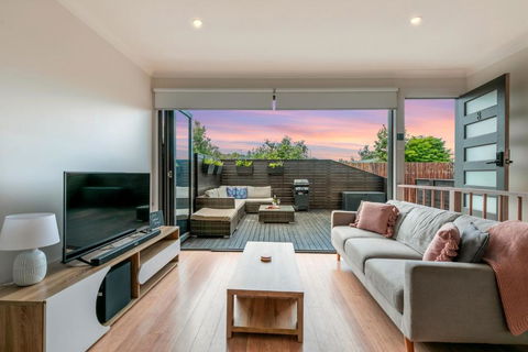 Ocean Grace By The River And Ocean Pet Friendly - Accommodation Main Beach 3